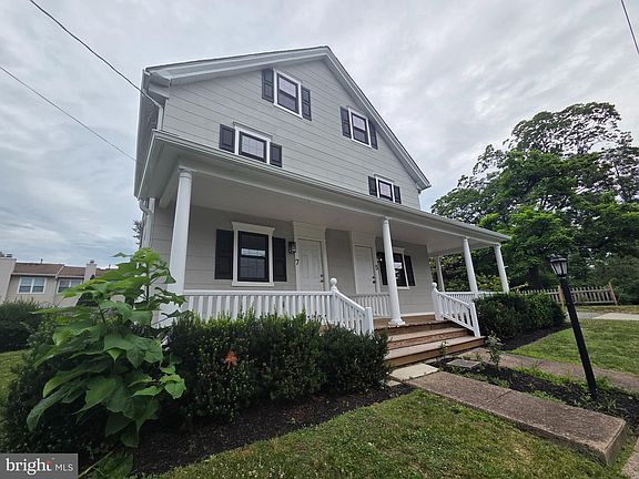 3rd image of 7 Locust Ave