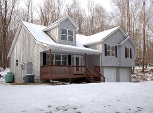 128 Lakeside Dr, Greentown, PA 18426