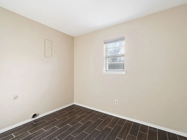 909 Essex St — Photo 8