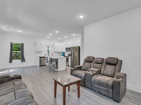 5th image of 228 Weeping Oak Dr