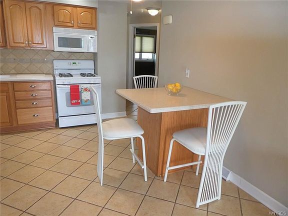 5th image of 44 Basswood Dr