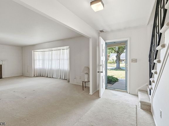 5th image of 23 Sweetbriar Rd