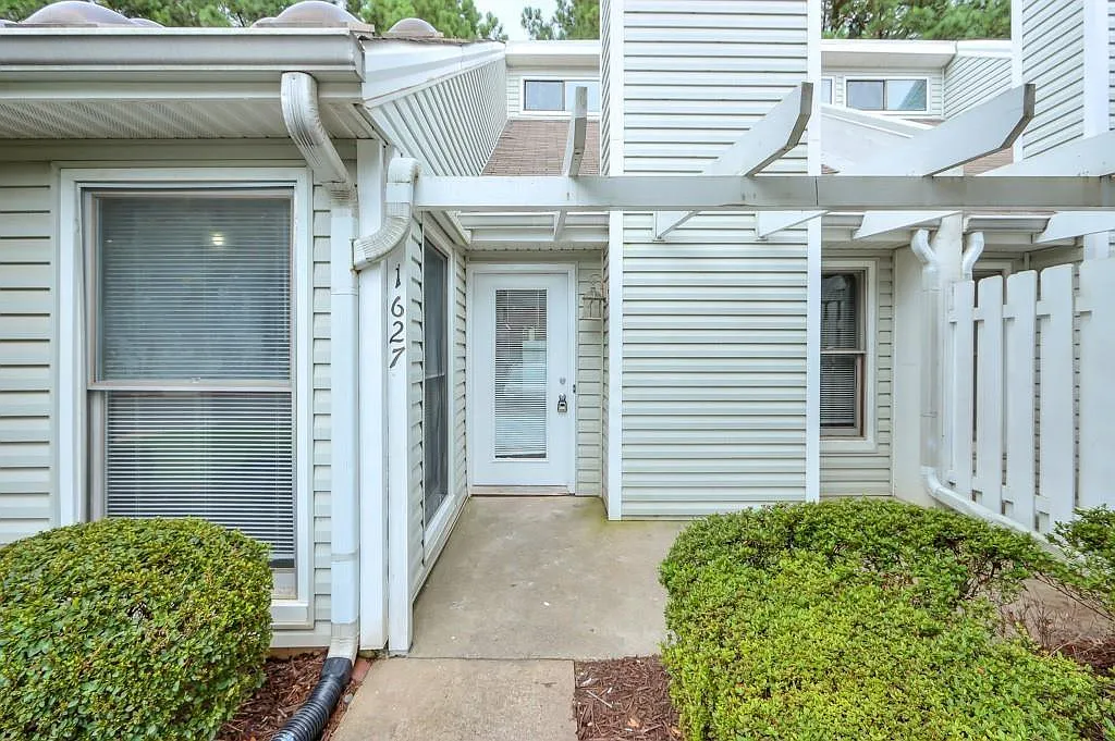 2 bed, 2.0 bath, 1241 sqft, $2,200 — Photo 1