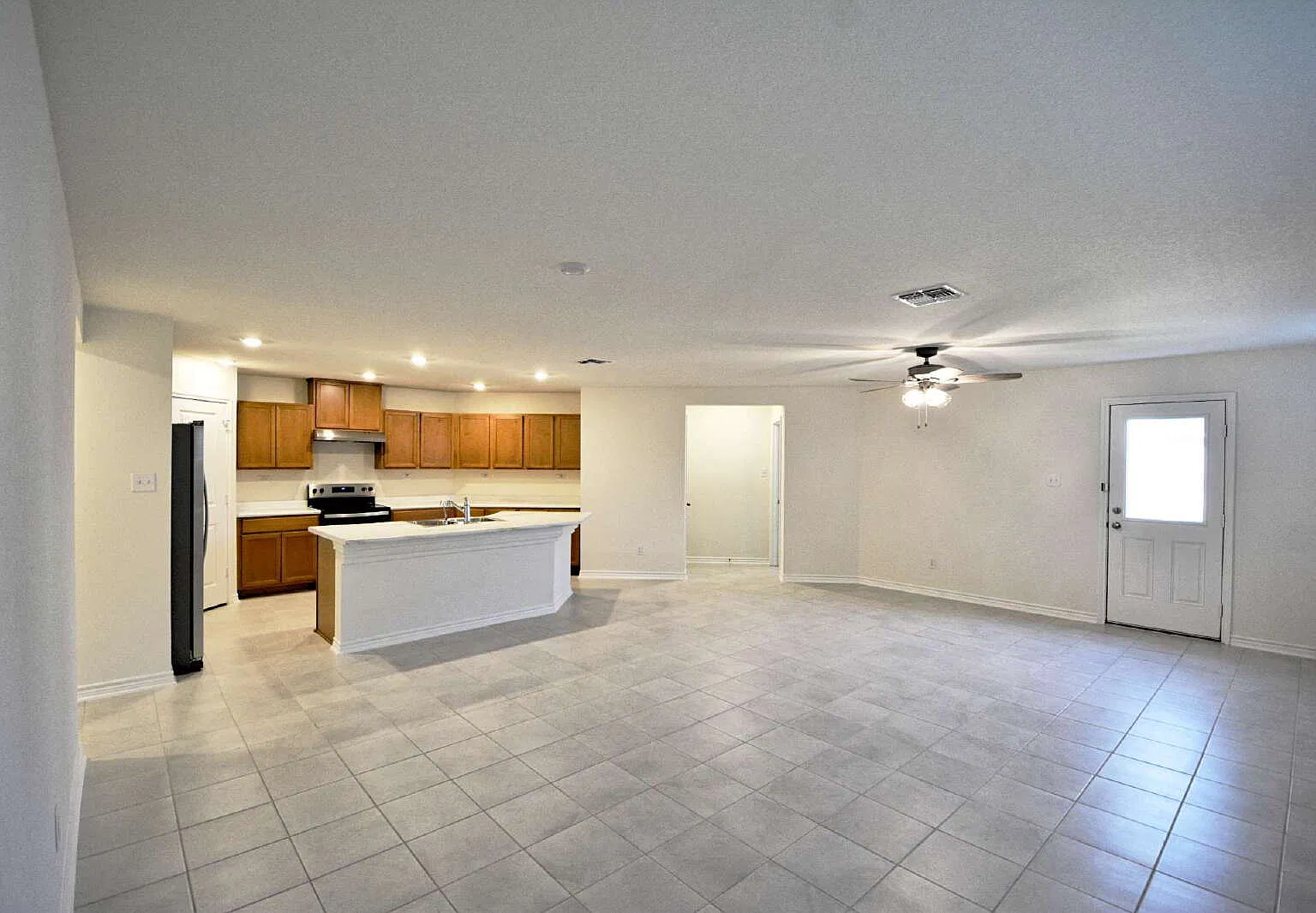 3 bed, 2.0 bath, 1549 sqft, $1,695 — Photo 3