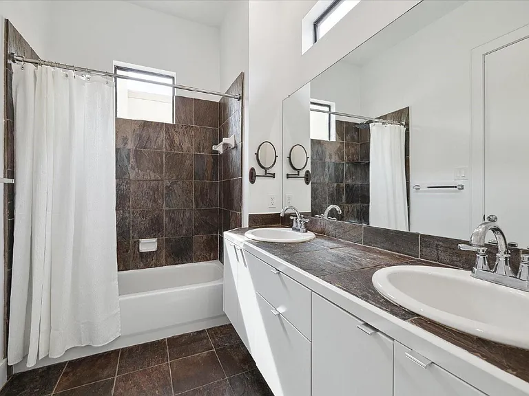 1105 W 21st St #B — Photo 18