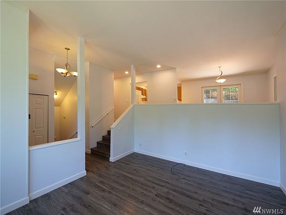 4th image of 290 NE Watson Ct