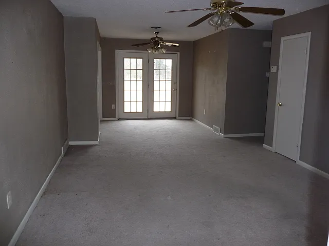 Central location, large corner lot — Photo 2