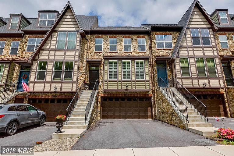 Craftsman style Villa with space of a detached