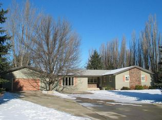 915 Oakfield Dr, Grand Forks, ND 58201