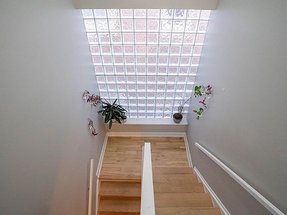 2nd image of 817 N Winchester Ave #3
