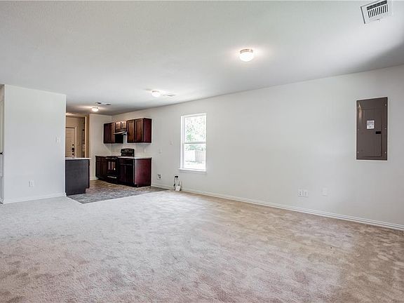 4th image of 2529 Walker St