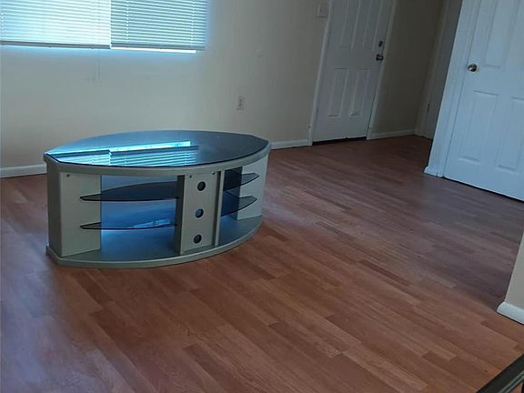 3rd image of 10153 Earl Dr