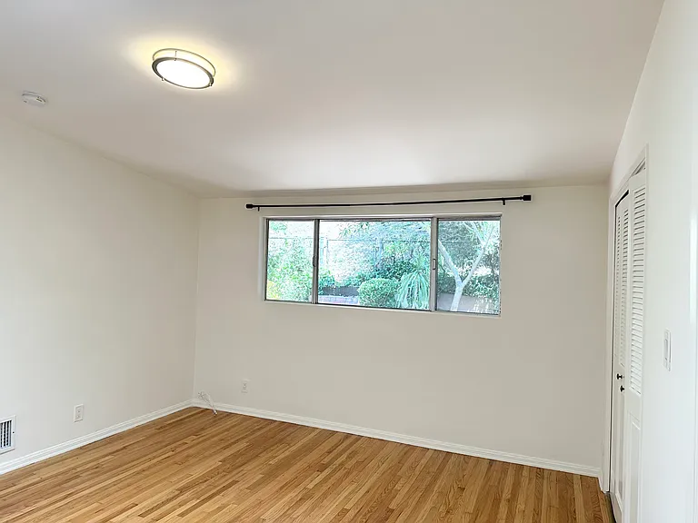 8640 Lookout Mountain Ave — Photo 17