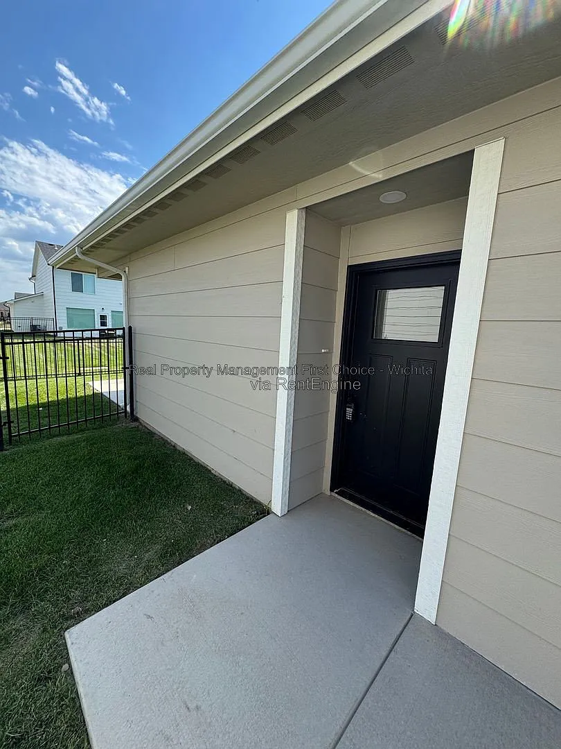 4 bed, 2.0 bath, 1376 sqft, $1,900 — Photo 3