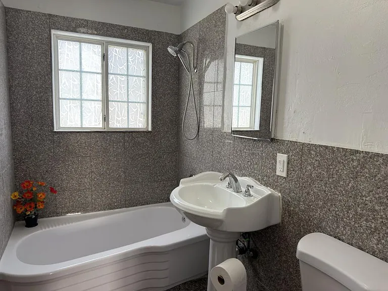 986 Merritt Dr — Photo 13