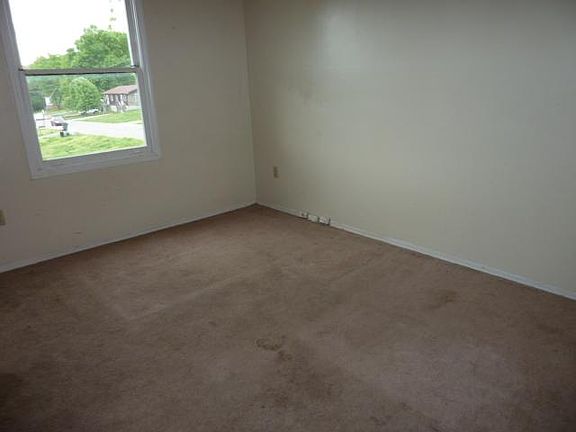 4th image of 129 Brush Hill Ct #13