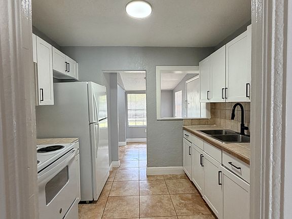 4th image of 419 N Center St #419