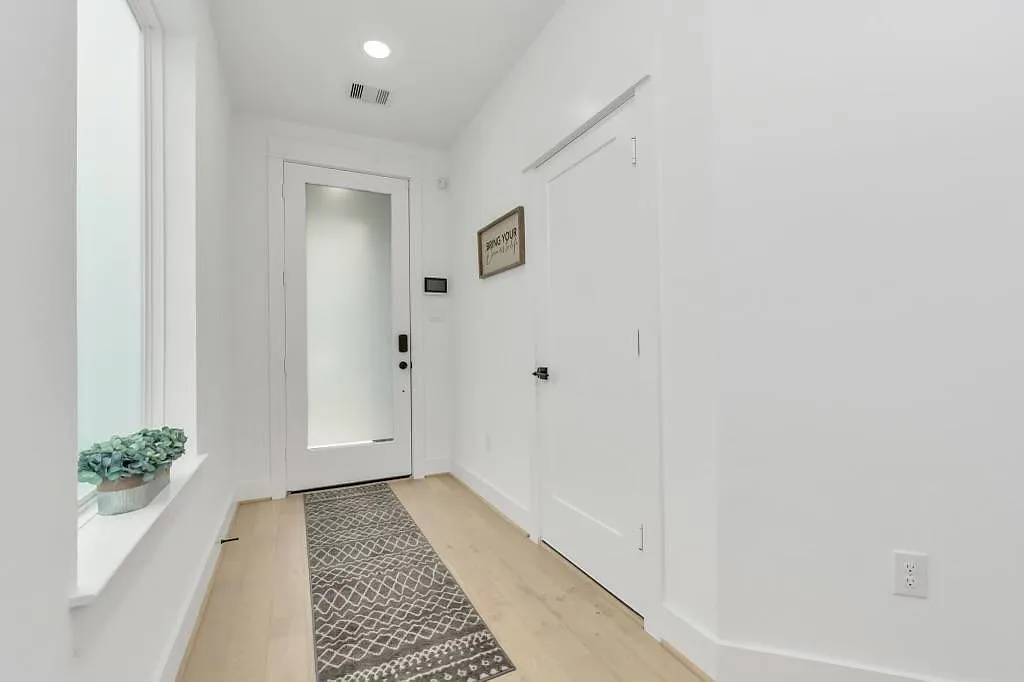 3 bed, 3.5 bath, 1869 sqft, $2,800 — Photo 4
