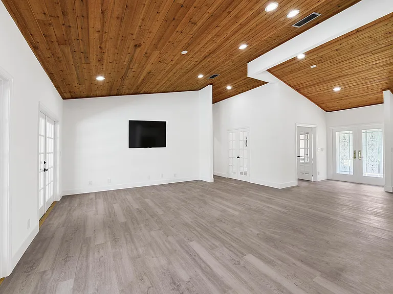 3185 Saint James Dr — Photo 6