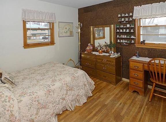 3rd image of 594 Grange Ave N