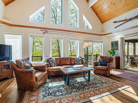 3rd image of 442 Cedar Glen Close