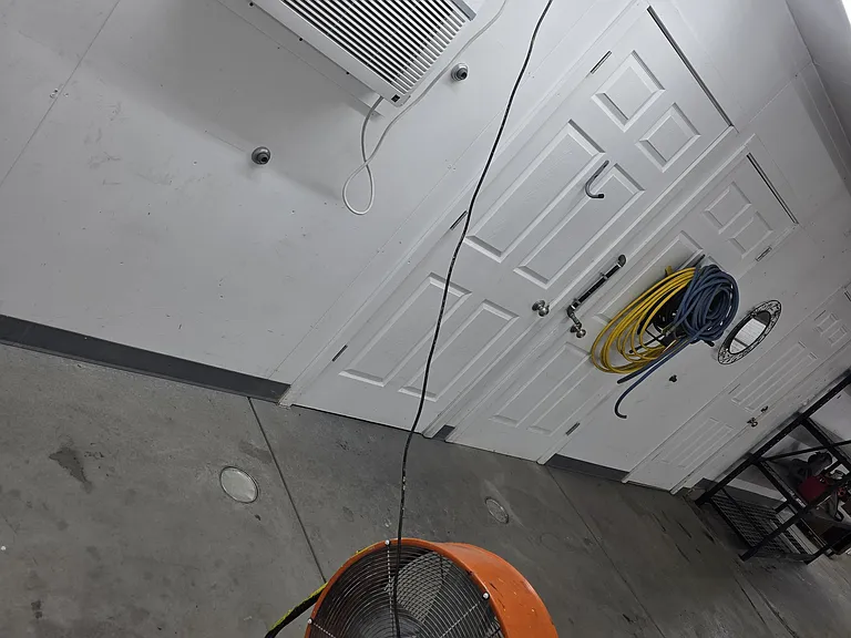 Has a very large BTU (20,000) air conditioner mounted in the wall and large ceiling fan to circulate air