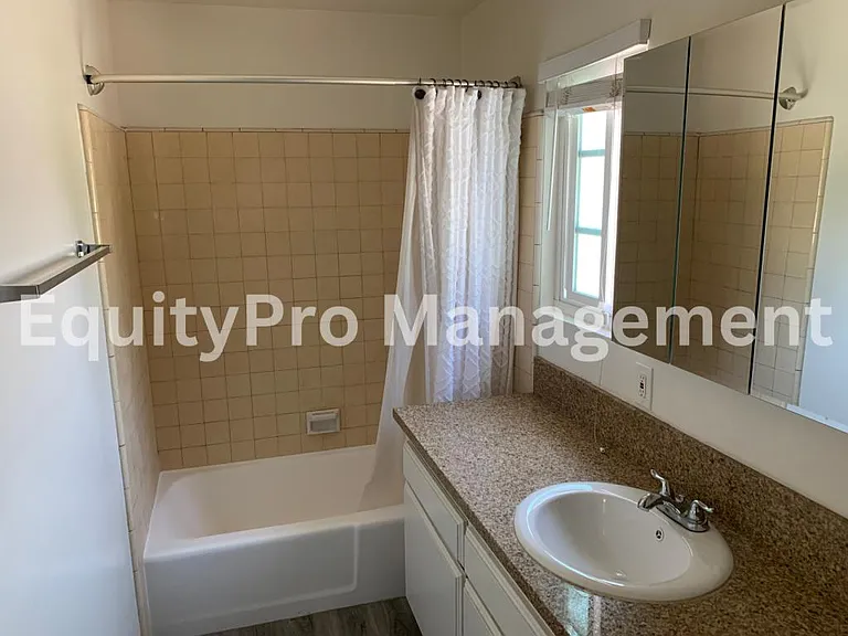 7243 Pickering Ave #D — Photo 8