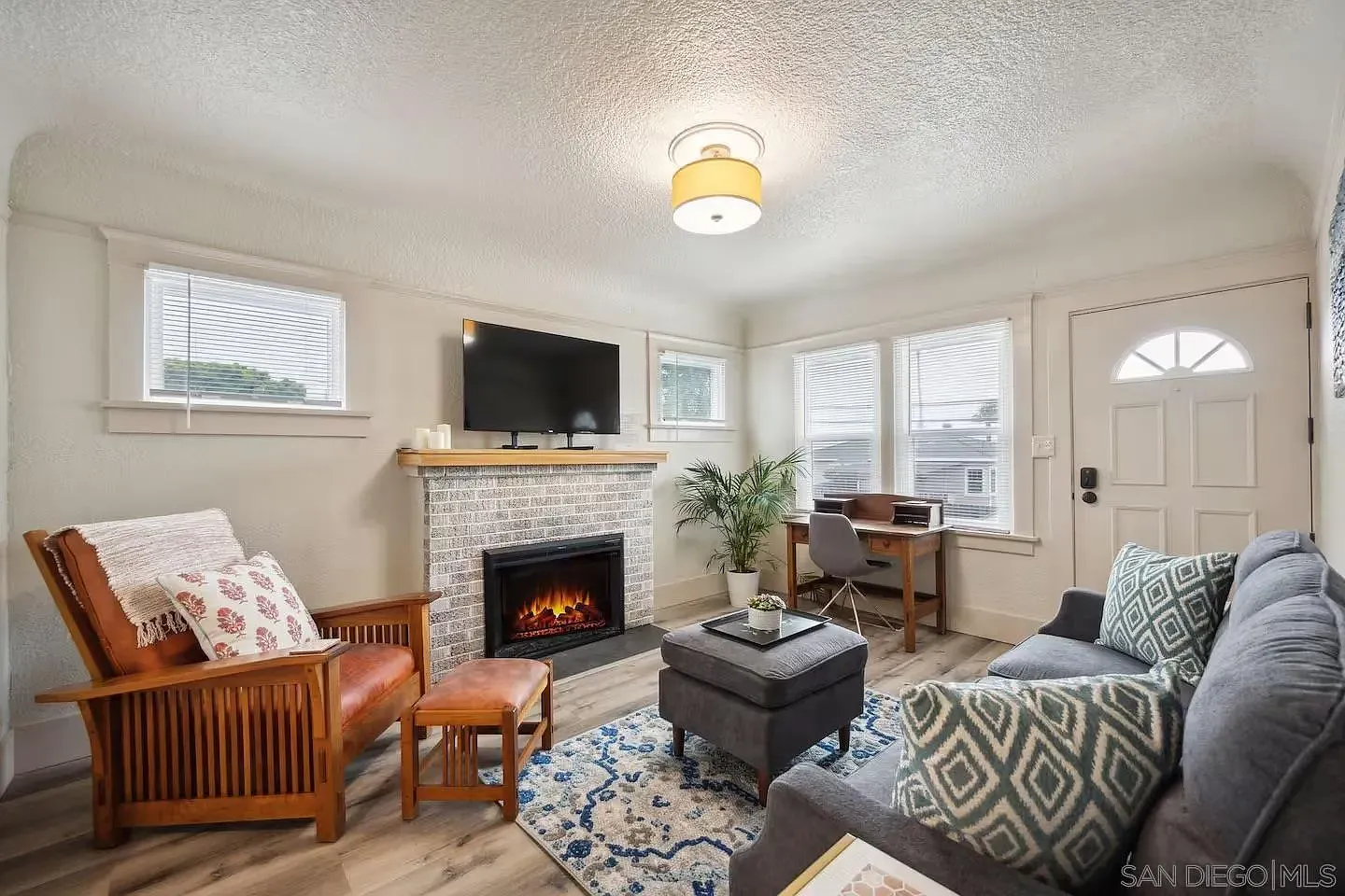 2 bed, 1.0 bath, 788 sqft, $5,950 — Photo 1