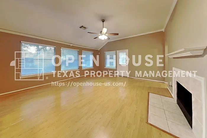3 bed, 2.0 bath, 1939 sqft, $2,325 — Photo 4
