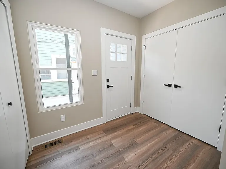 1307 W 65th St #2 — Photo 11