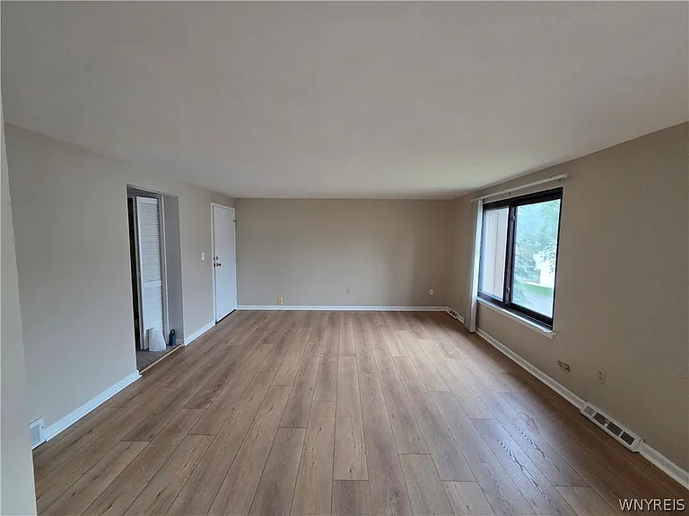 55 Greenwich Dr #4 — Photo 4