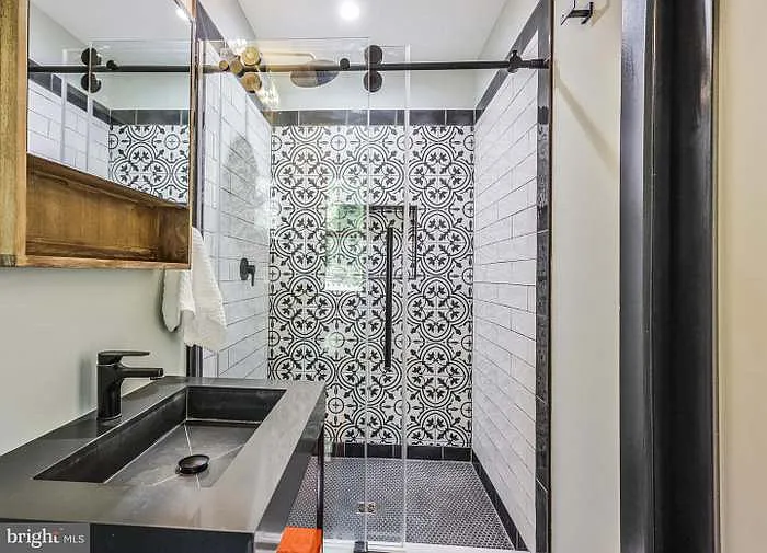 Master bedroom en-suite bathroom