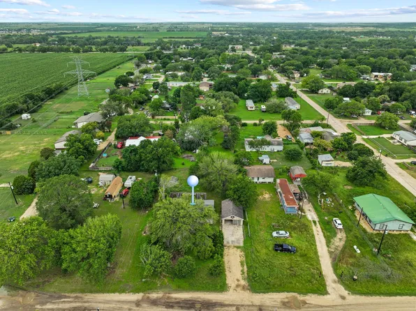 205 Skycrest Dr, Martindale, TX 78655