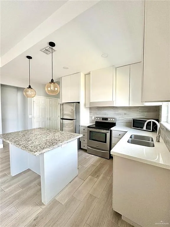 3 bed, 2.0 bath, 4278 sqft, $1,150 — Photo 4