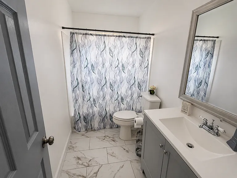 BATHROOM 1