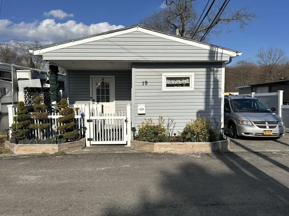 19 Mobile, Bay Shore, NY 11706
