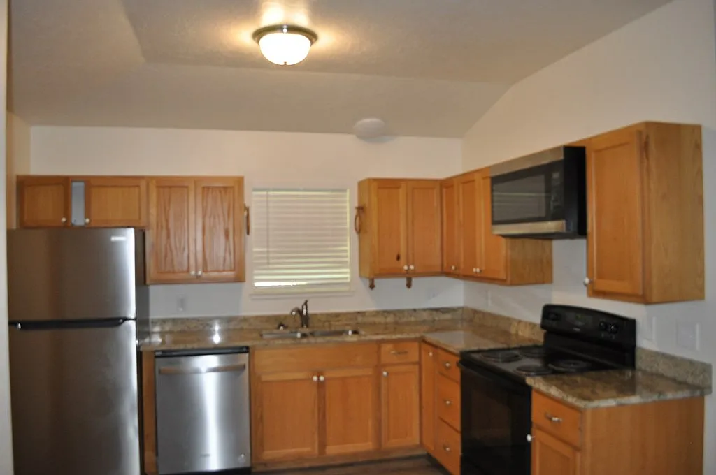 1 bed, 850 sqft, $1,150 — Photo 2