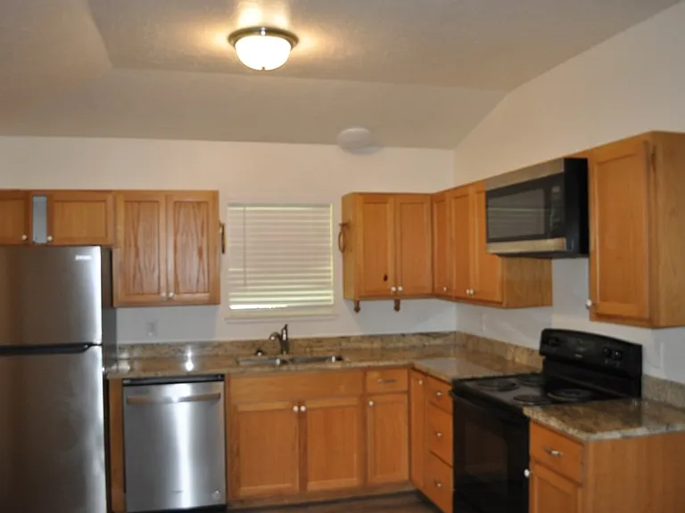 105 W Trailmoor Dr #3 — Photo 2