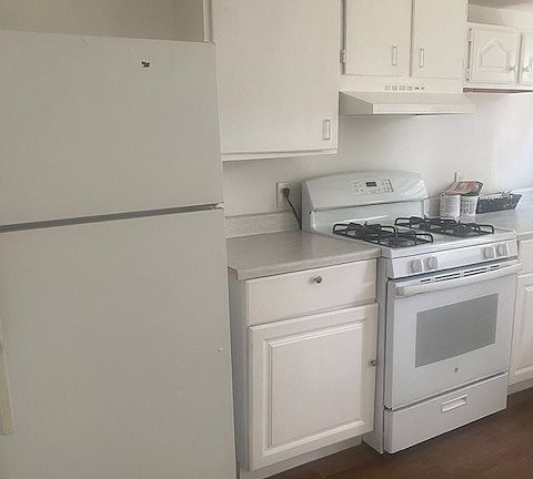 4th image of 776 Coates St