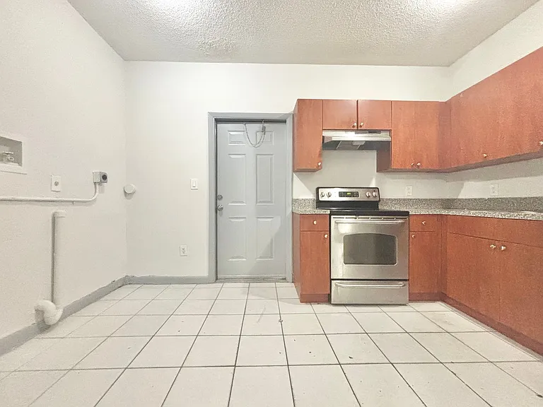 1218 NW 8th Pl — Photo 10