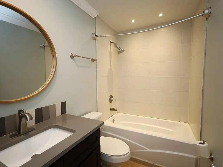 308 E Jane St — Photo 15