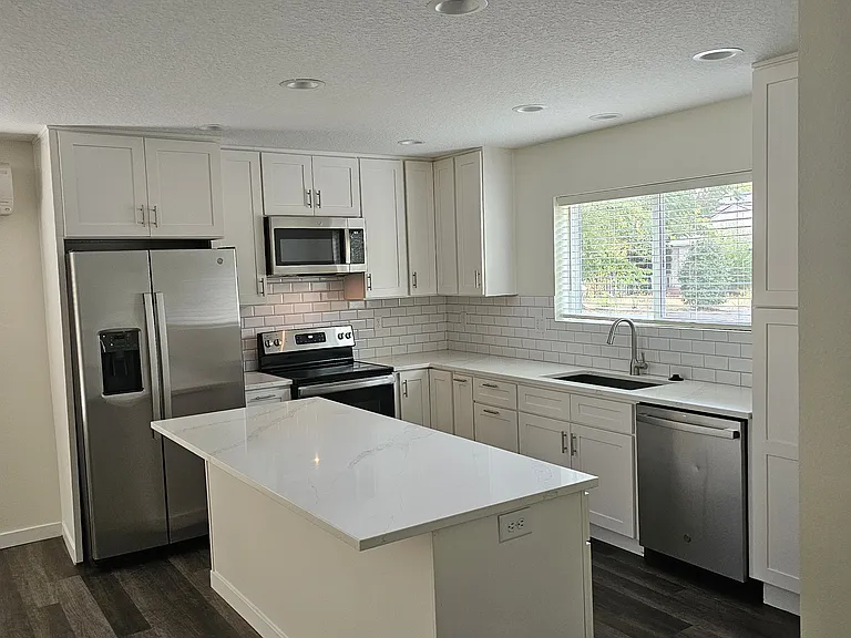 680A Spruce St NE — Photo 3