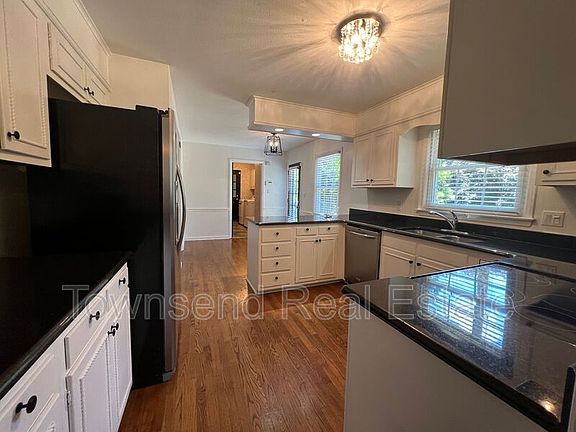 4th image of 2814 Mirror Lake Dr