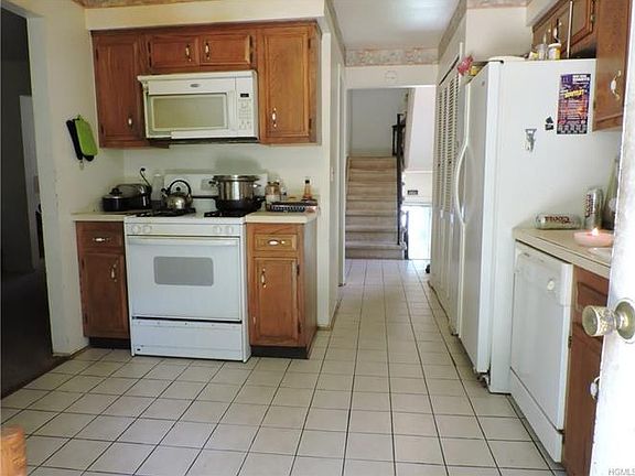 3rd image of 6 Carol Ct
