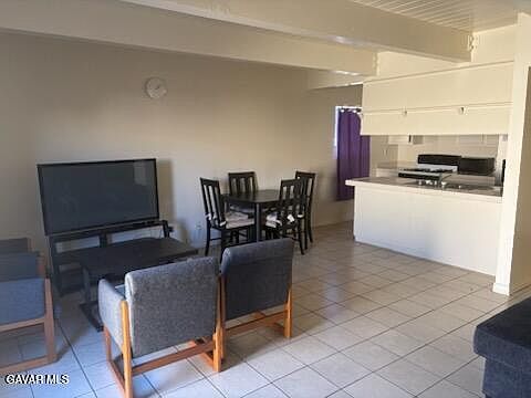 4th image of 215 E Avenue K
