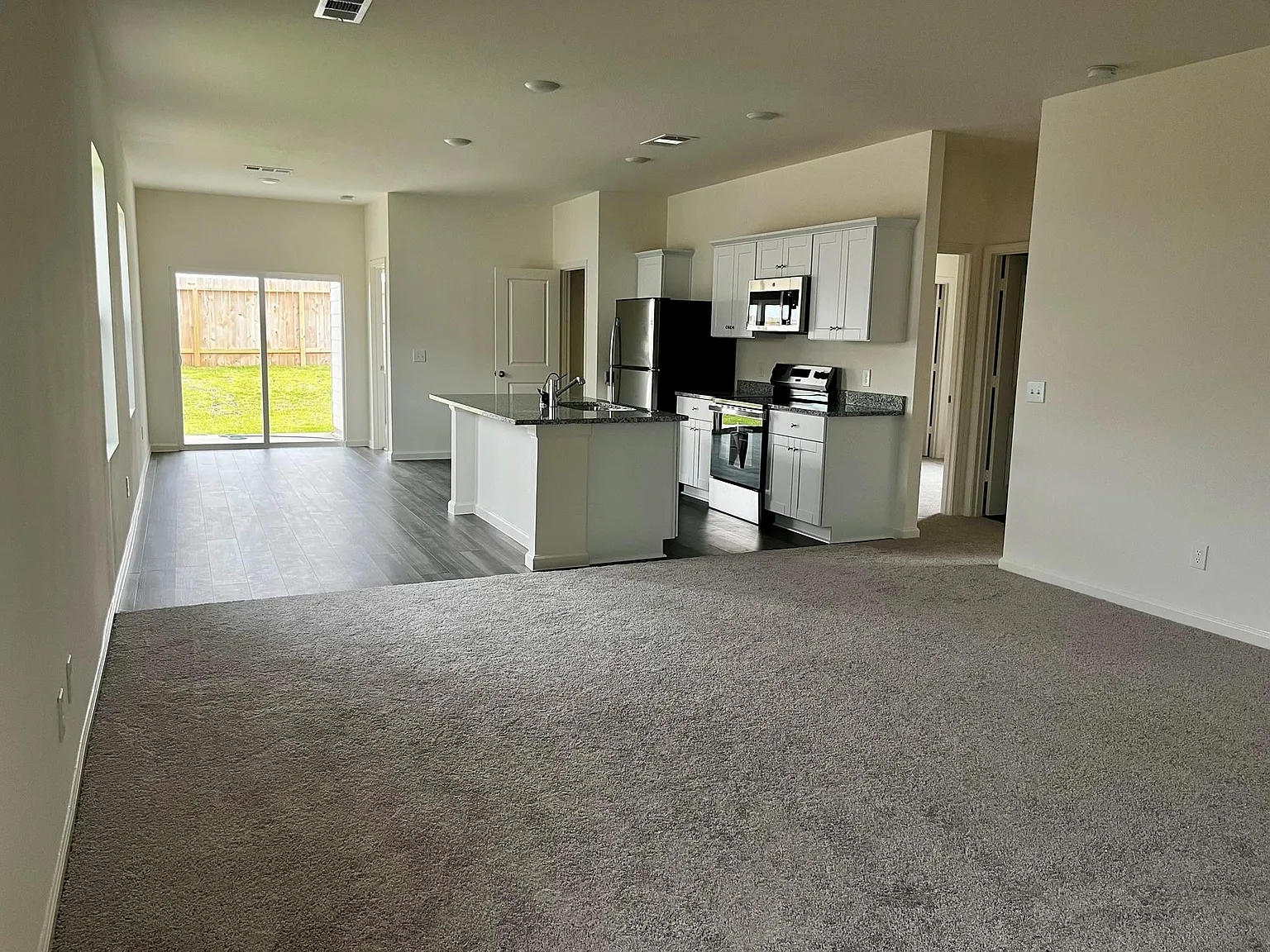 3 bed, 2.0 bath, 1412 sqft, $1,900 — Photo 2