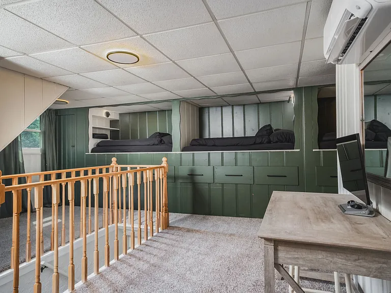 102nd Pl — Photo 32