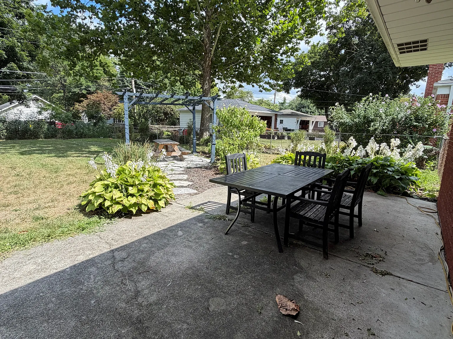 3 bed, 1.5 bath, 1334 sqft, $3,000 — Photo 3