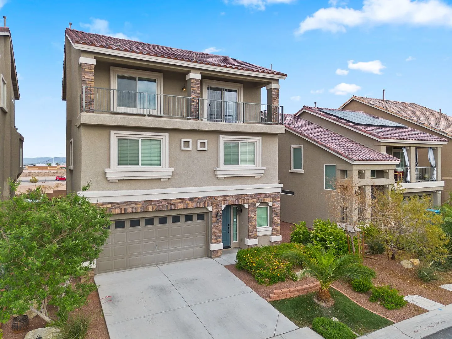 Spacious 5-Bedroom Home with Expansive Loft in Southwest Las Vegas — Photo 2