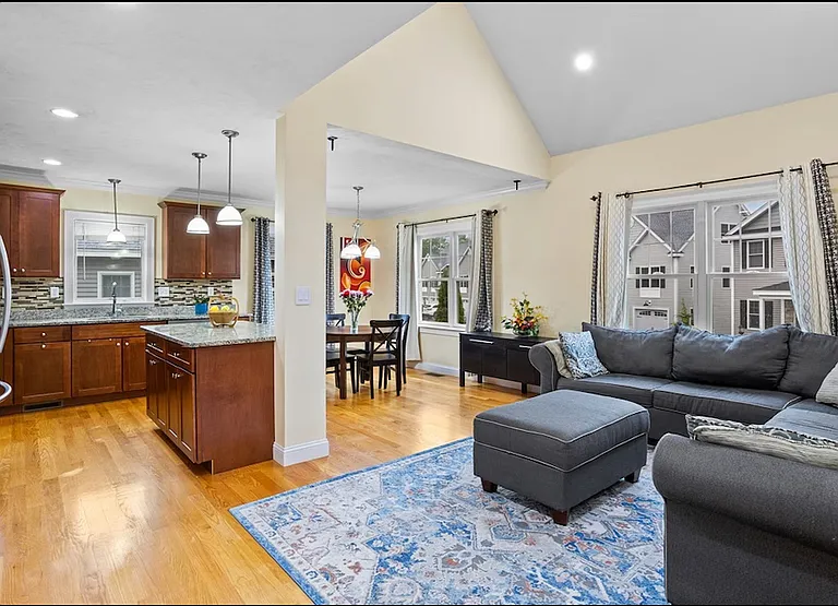 4 Commodore Way — Photo 2